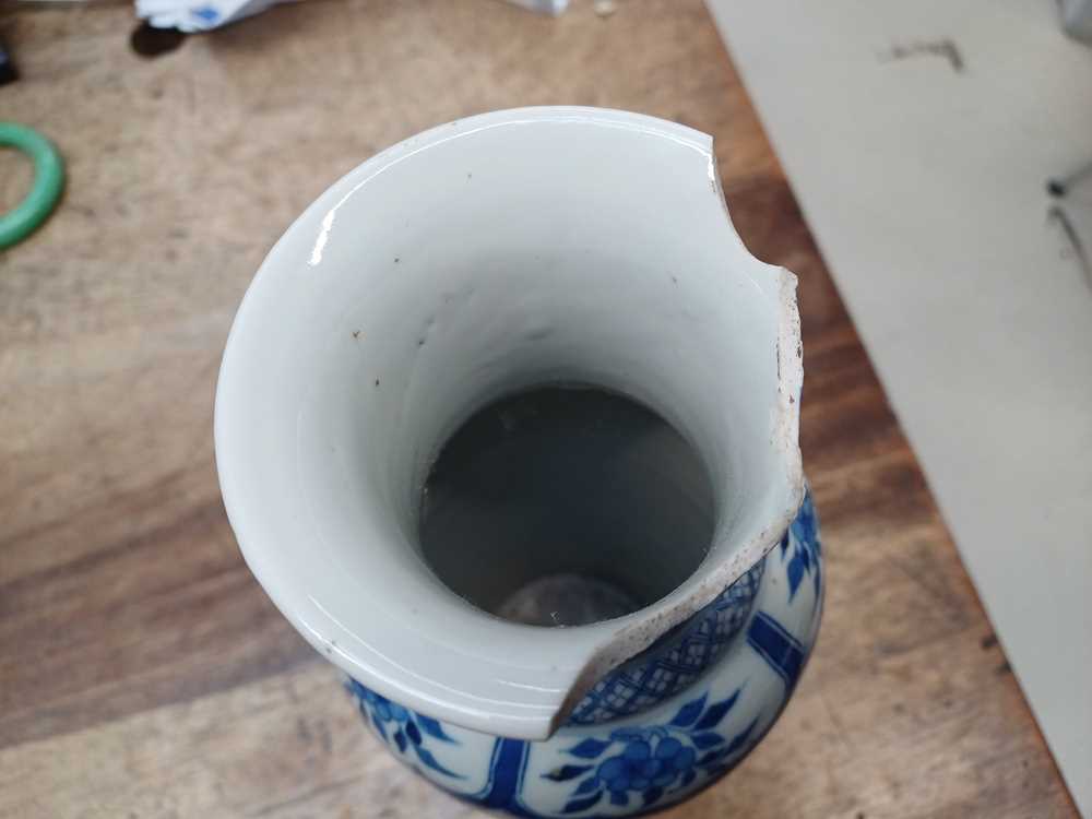 A CHINESE BLUE AND WHITE 'FIGURATIVE' VASE 清康熙 青花人物故事圖紋瓶 - Image 6 of 12