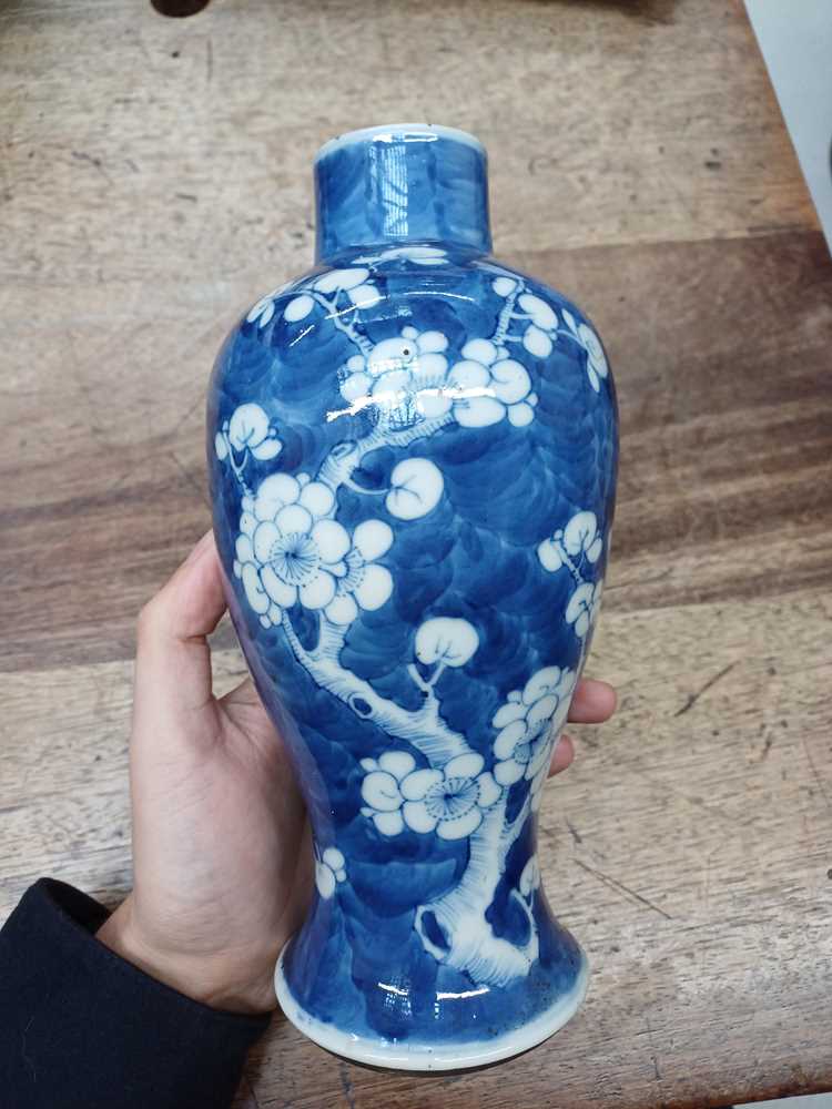 THREE CHINESE BLUE AND WHITE VASES AND A PORCELAIN BASKET 清 十八至十九世紀 青花瓶三件及青花鏤空水仙盆 - Image 10 of 21