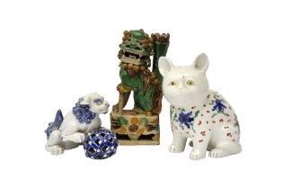 A SMALL GROUP OF JAPANESE AND CHINESE PORCELAIN 十九世紀 中國及日本瓷器一組