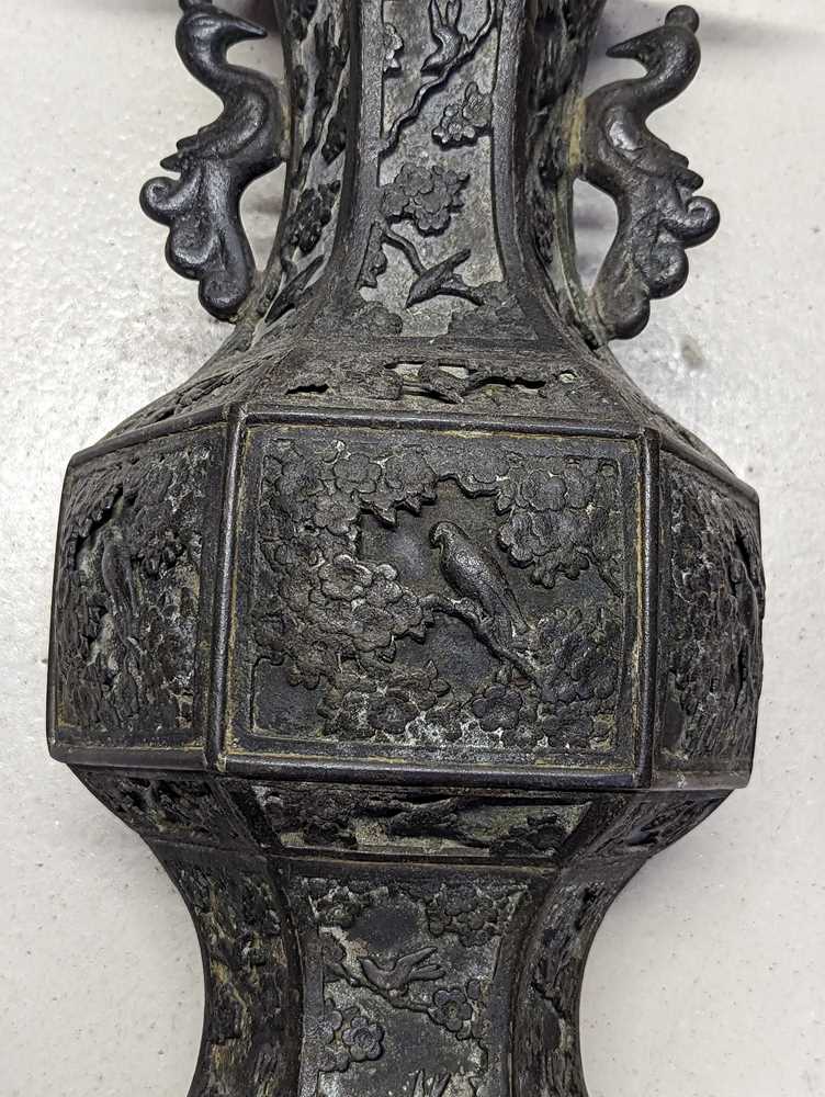 A LARGE CHINESE BRONZE 'BIRDS' VASE 十九至二十世紀 銅雙鳳耳瓶 - Image 5 of 21