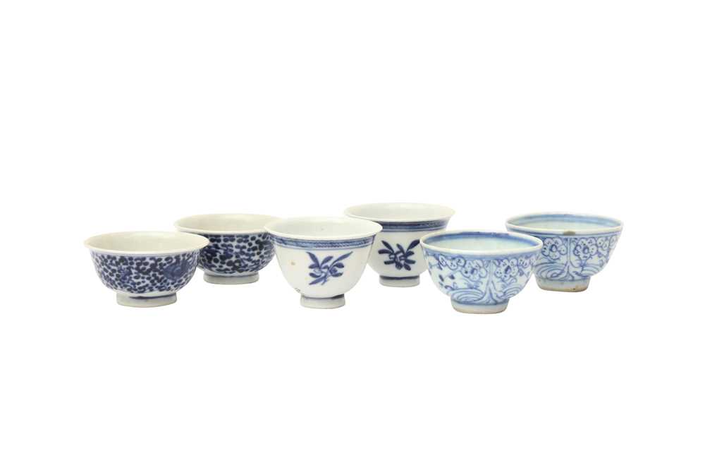 SIX CHINESE BLUE AND WHITE CUPS 清 青花盃六件