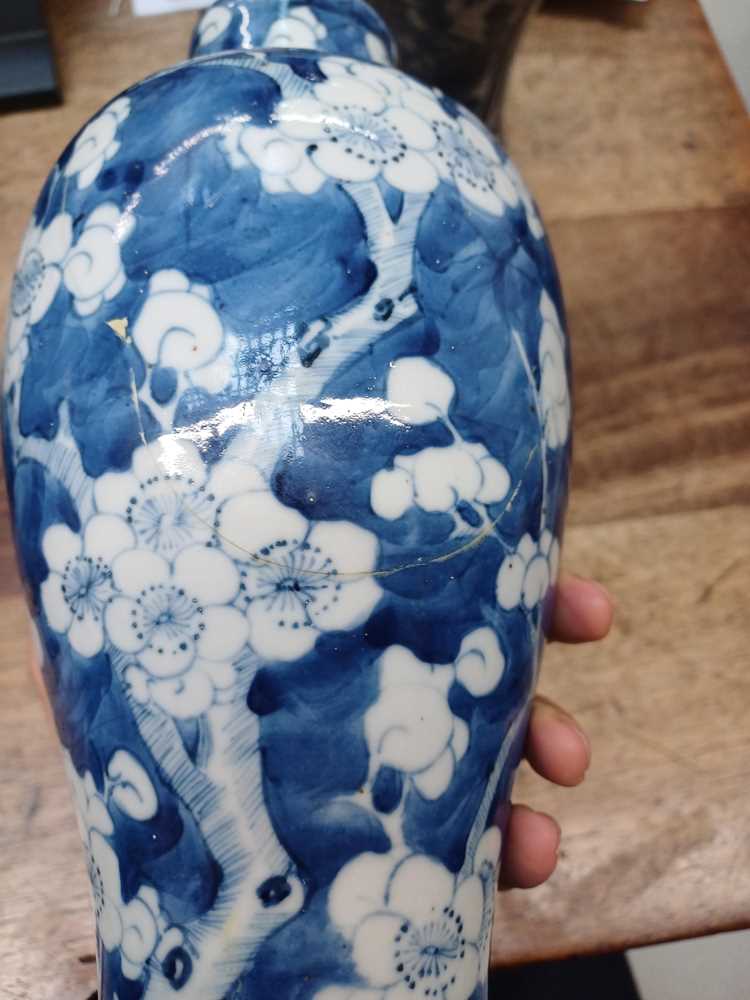 THREE CHINESE BLUE AND WHITE VASES AND A PORCELAIN BASKET 清 十八至十九世紀 青花瓶三件及青花鏤空水仙盆 - Image 14 of 21
