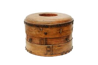 A LARGE CIRCULAR CHINESE WOOD BASKET AND COVER 二十世紀 木籃子連蓋
