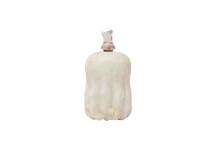 A CHINESE CONCH SHELL SNUFF BOTTLE 清 捲貝鼻煙壺