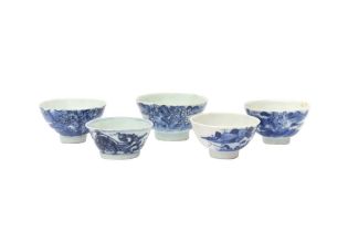 FIVE CHINESE BLUE AND WHITE CUPS 十九至二十世紀 青花盃五件