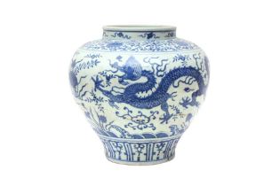 A LARGE CHINESE BLUE AND WHITE 'DRAGON' JAR 二十世紀 青花穿花龍紋罐