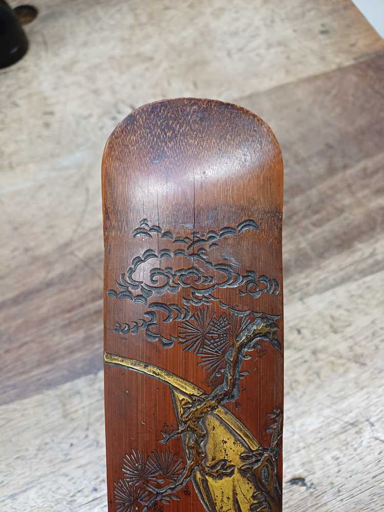 A CHINESE PAINTED BAMBOO WRIST REST 清十九世紀 竹繪腕枕 - Image 12 of 12