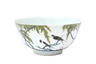A CHINESE FAMILLE-ROSE 'MAGPIES AND PRUNUS' BOWL 二十世紀 粉彩繪燕紋盌 《雍正年製》款
