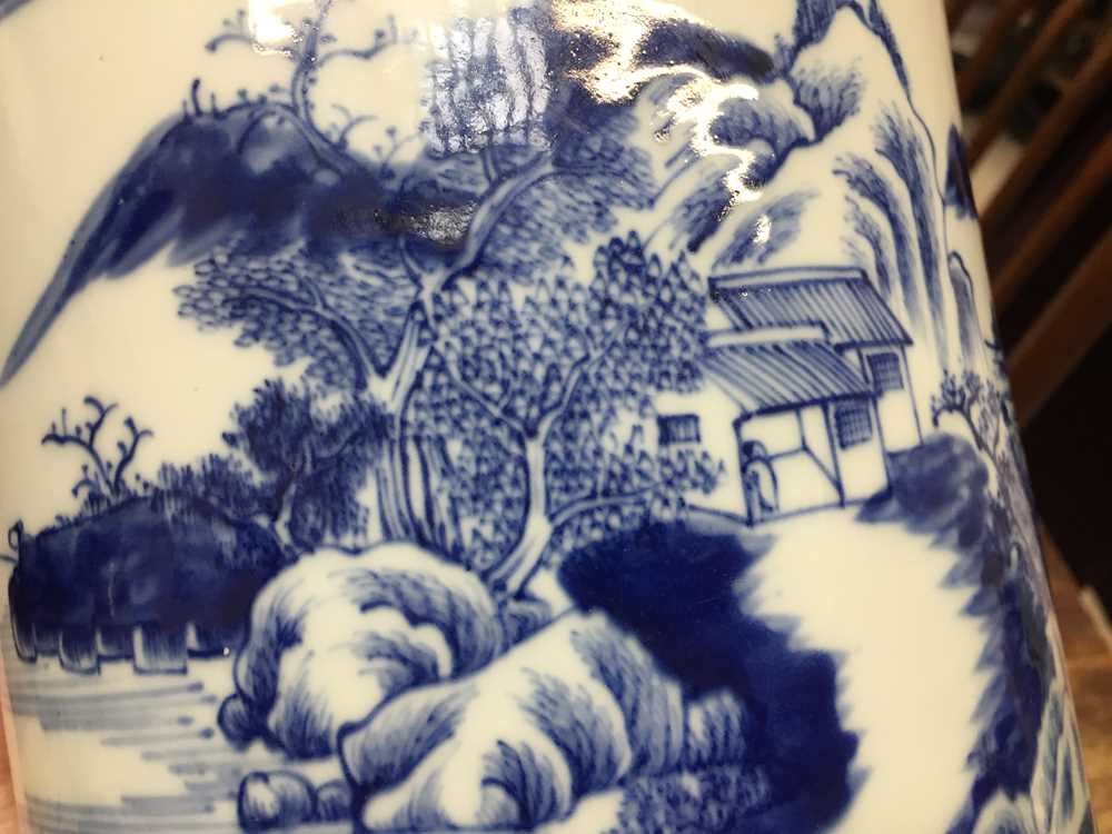 A CHINESE BLUE AND WHITE 'LANDSCAPE' BRUSH POT, BITONG 民國時期 青花山水圖紋筆筒 - Image 6 of 10