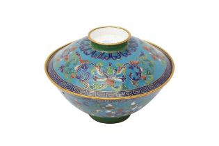 A CHINESE PAINTED ENAMEL BOWL AND COVER 二十世紀早期 琺瑯畫藍地纏枝花卉紋蓋盌