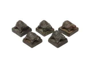 FIVE CHINESE BRONZE 'TORTOISE' SEALS 十九至二十世紀 或早期 銅玄武鈕印