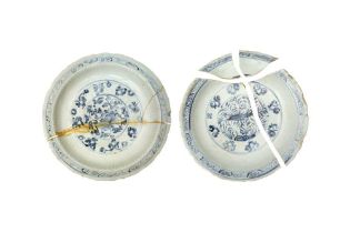 TWO CHINESE BLUE AND WHITE DISHES 明或清 青花花卉紋盤兩件