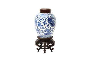 A CHINESE BLUE AND WHITE JAR 清十九世紀 青花花鳥紋罐