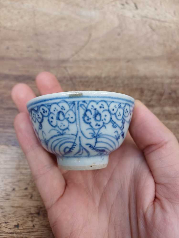 SIX CHINESE BLUE AND WHITE CUPS 清 青花盃六件 - Image 8 of 21