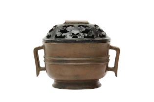 A CHINESE BRONZE CENSER AND JADE-INSET WOOD COVER 二十世紀 銅香爐連玉嵌蓋