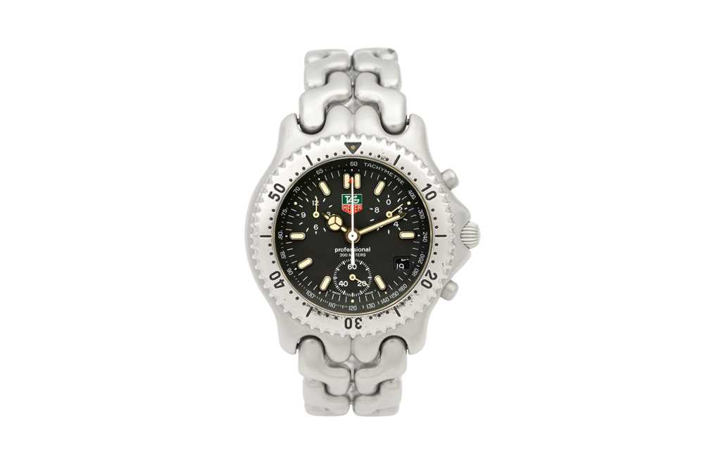 A GENTS TAG HEUER PROFESSIONAL CHRONOGRAPH BRACELET WATCH