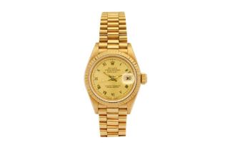 A LADIES 18K GOLD ROLEX OYSTER PERPETUAL DATEJUST BRACELET WATCH