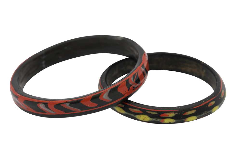 TWO POLYCHROME MARVERED HOT-WORKED GLASS BANGLES Possibly Egypt or Syria, 10th - 14th century - Image 3 of 4