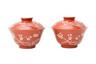 A PAIR OF CHINESE CORAL-GROUND 'PRUNUS' BOWLS AND COVERS 二十世紀早期 珊瑚紅地梅紋蓋盌一對 《慎德堂製》款