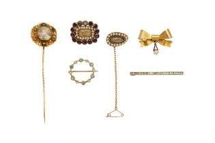 A GROUP OF BROOCHES AND A STICK PIN