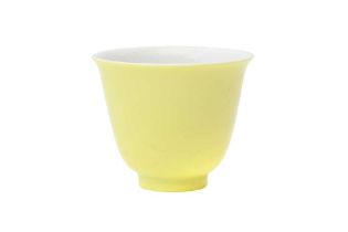 A CHINESE LEMON YELLOW-GLAZED CUP 民國時期 黃釉盃 《大清乾隆年製》款