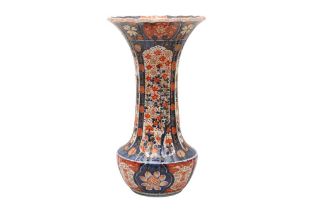 A LARGE JAPANESE IMARI VASE