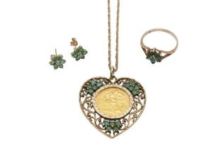 AN EMERALD JEWELLERY NECKLACE, EARRING AND RING SUITE