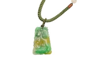 A CHINESE DOUBLE SIDED JADE PENDANT NECKLACE