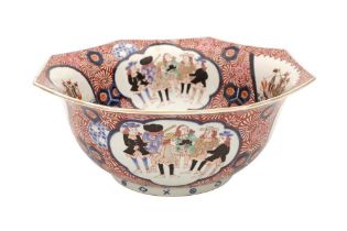 A LARGE JAPANESE IMARI ‘EUROPEANS' BOWL