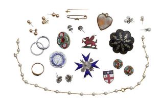 A GROUP OF MISCELLANEOUS JEWELLERY