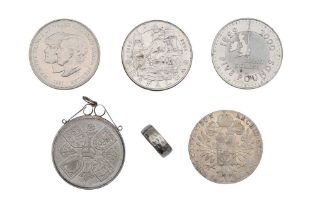 AN 18CT WHITE GOLD RING & A COLLECTION OF COINS