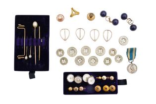 A MISCELLANEOUS GROUP OF JEWELLERY