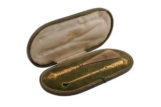 A CASED VICTORIAN 9 CARAT GOLD GLOVE HOOK AND SHOEHORN SET, BIRMINGHAM 1898 BY M&A View at The Barle