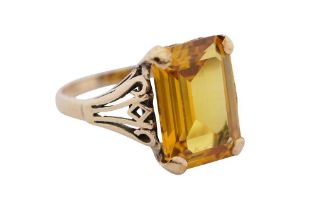 A 9CT GOLD YELLOW SAPPHIRE RING