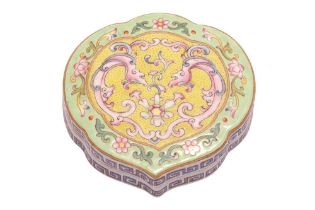 A CHINESE FAMILLE-ROSE BOX AND COVER