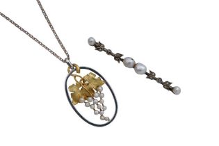 A SEED PEARL PENDANT NECKLACE AND A PEARL BROOCH