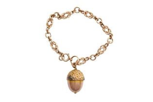 A 9CT GOLD BRACELET WITH AN ACORN PENDANT