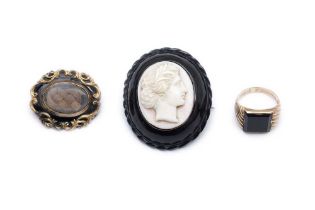 A GROUP OF JEWELLERY