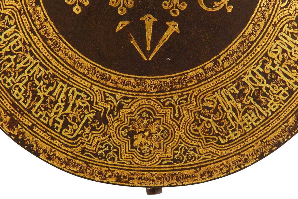 A COMMEMORATIVE GOLD-DAMASCENED TOLEDO STEEL LIDDED BOX WITH THE CHRISTIAN IHS MONOGRAM Plácido Zulo - Image 4 of 12