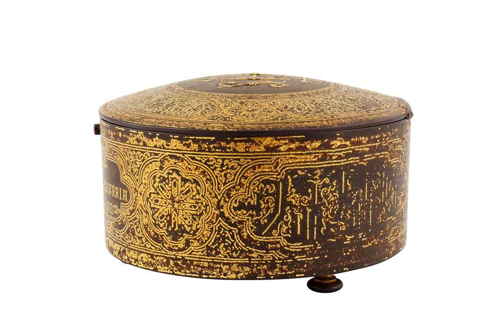 A COMMEMORATIVE GOLD-DAMASCENED TOLEDO STEEL LIDDED BOX WITH THE CHRISTIAN IHS MONOGRAM Plácido Zulo - Image 10 of 12
