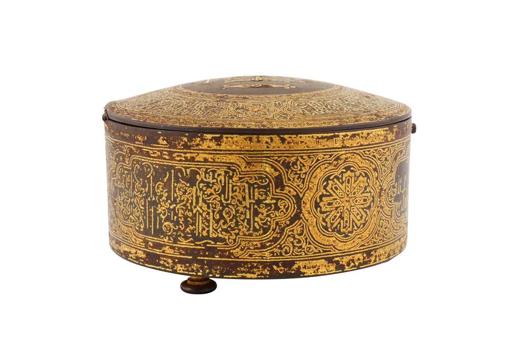 A COMMEMORATIVE GOLD-DAMASCENED TOLEDO STEEL LIDDED BOX WITH THE CHRISTIAN IHS MONOGRAM Plácido Zulo - Image 2 of 12