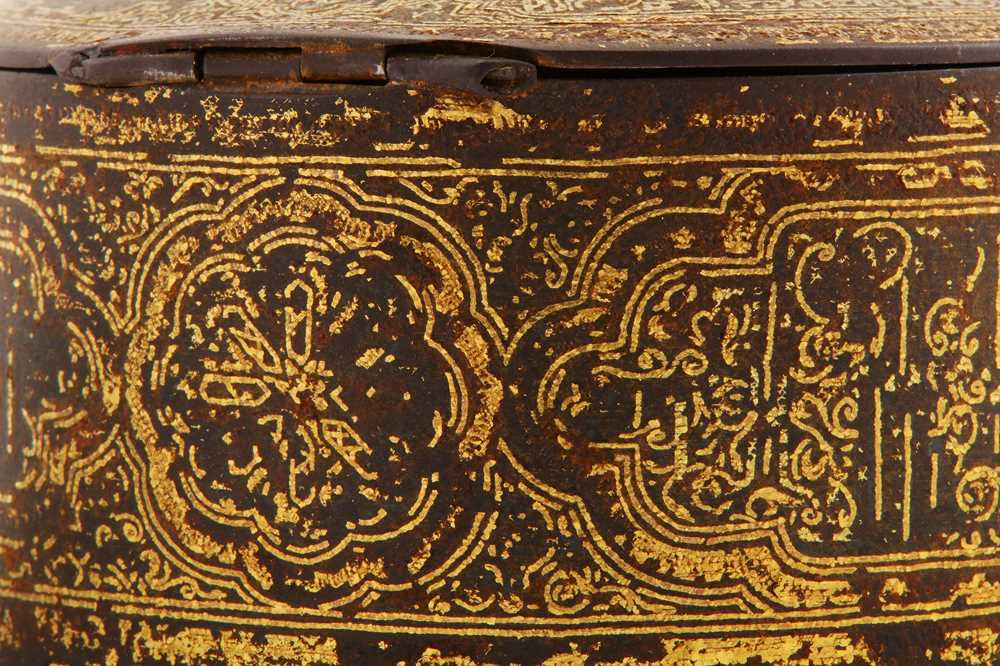 A COMMEMORATIVE GOLD-DAMASCENED TOLEDO STEEL LIDDED BOX WITH THE CHRISTIAN IHS MONOGRAM Plácido Zulo - Image 5 of 12