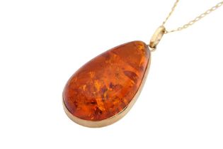 AN AMBER PENDANT NECKLACE