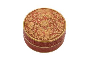 A CHINESE PORCELAIN CIRCULAR BOX AND COVER