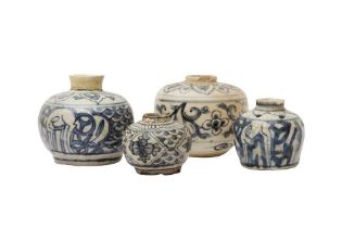 A GROUP OF FOUR BLUE AND WHITE JARLETS AND A CHINESE TRANSFER-PRINTED DISH