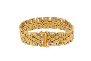 AN ARTICULATED GOLD BRACELET