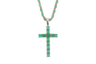 AN EMERALD CROSS PENDANT NECKLACE