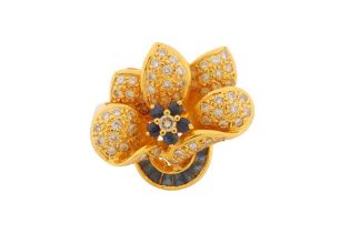 A DIAMOND AND SAPPHIRE FLOWER RING