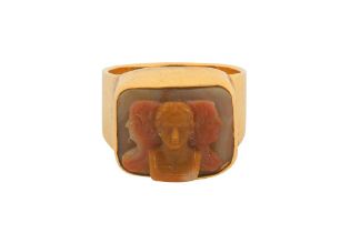 A CARVED CAMEO RING