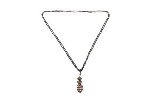 A DIAMOND PENDANT NECKLACE